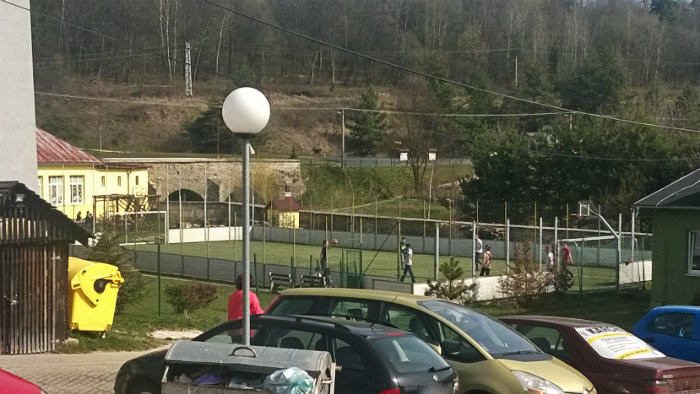 žiaci na ihrisku v spišskom hrhove, to môže byť aj k 2.jpg