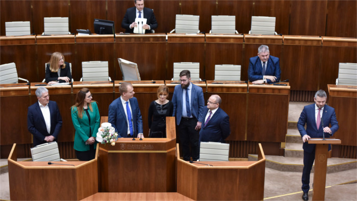 Прерванное заседание парламента продолжается