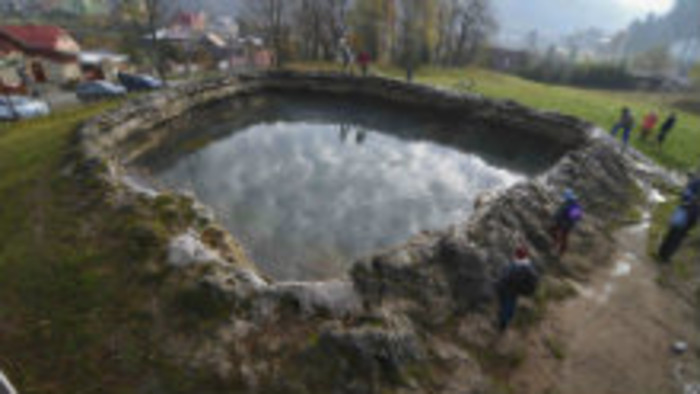 Napriek zákazu sa ľudia kúpu v kráteri s minerálkou 