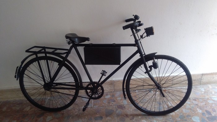 vojenský bicykel s taškou na granáty.jpg