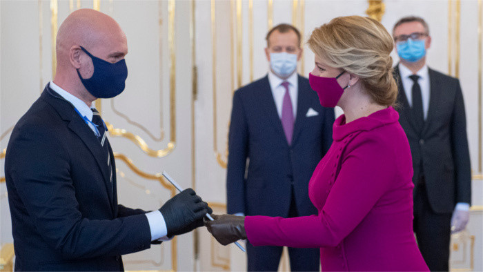 Zuzana Čaputová odovzdanie menovací dekrét minister školstva SR Branislav Gröhling_TASR.jpg