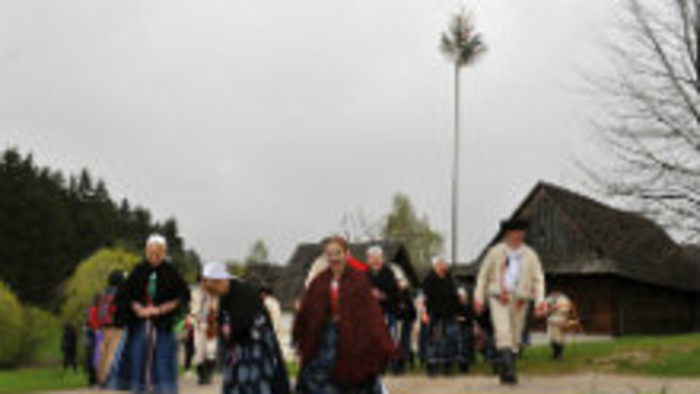 Tradícia stavania májov