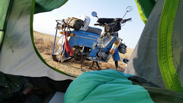Ranný výhľad zo stanu_Kazachstan.jpg