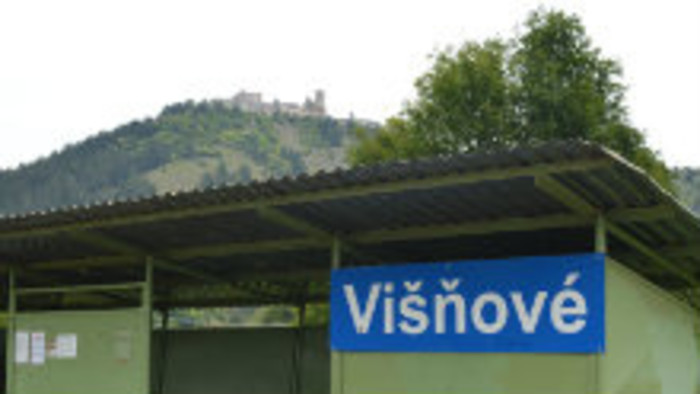 Vlakom pod Čachtický hrad