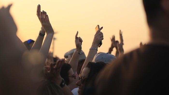 Rave sa vracia. Británia očakáva leto plné ilegálnych párty