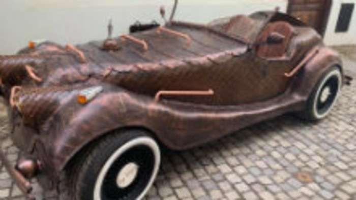 Umelecký kováč vyrobil dračie auto