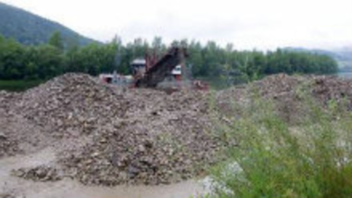 Ťažba štrku v Považskom Chlmci