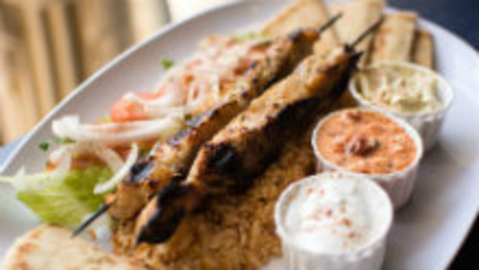 Vegánske souvlaki s tzatzikovým šalátom