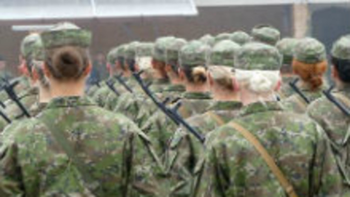 Žena vo vojenskej uniforme