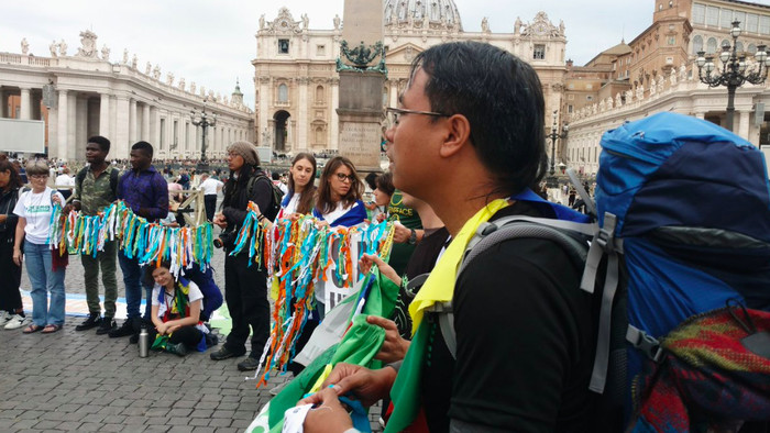 Prayer ribbons and departure, circle of ribbons, credit Tomás Insua.png