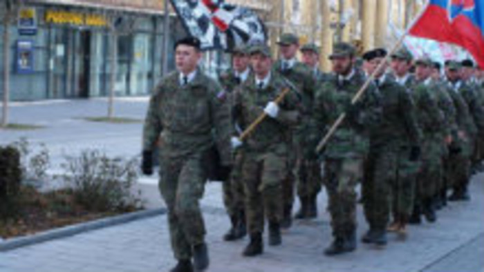K veci: Uniformy a polovojenské organizácie