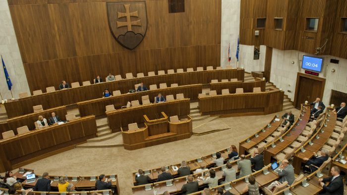 K veci: Schôdza o odvolávaní premiéra Roberta Fica je prerušená do septembra, opozícia protestuje