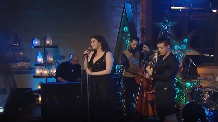 Nádherná vianočná koleda v podaní Celeste Buckingham