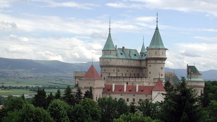 Schloss Bojnice wird zum Tag der Erde blau und grün beleuchtet