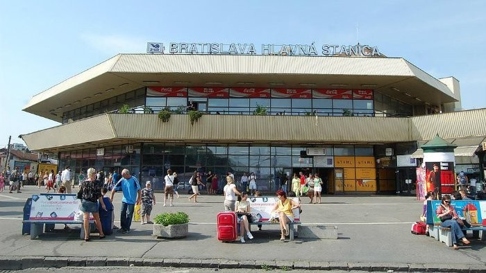 Smerovníky na autobusy na hlavnej bratislavskej stanici