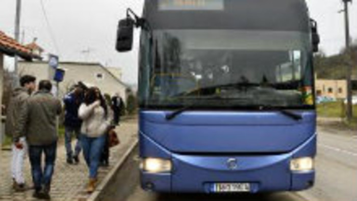 Vodiči autobusov sa musia so šoférmi pretláčať