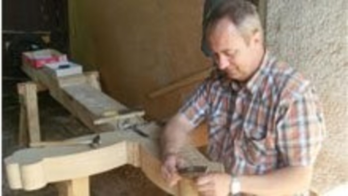 Rezbár drevených krížov Jozef Krnáč z Detvy