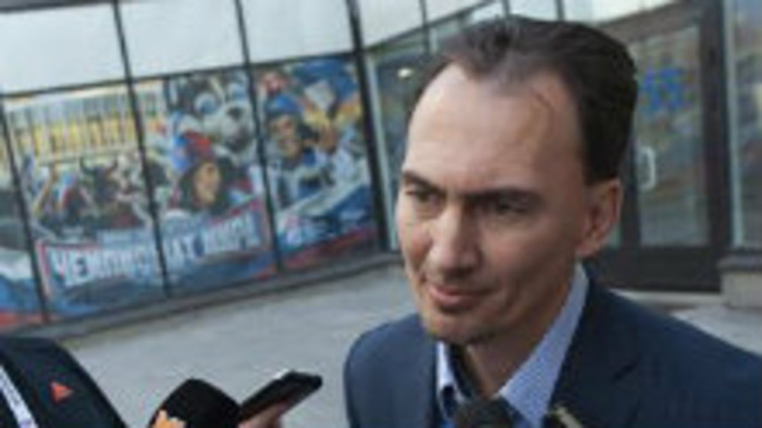 Miroslav Šatan sleduje hráčov na MS v hokeji