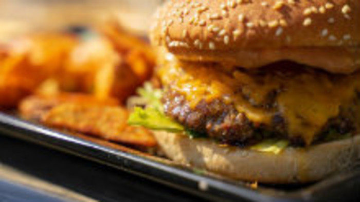 Morčací burger s čedarom a slaninkou 