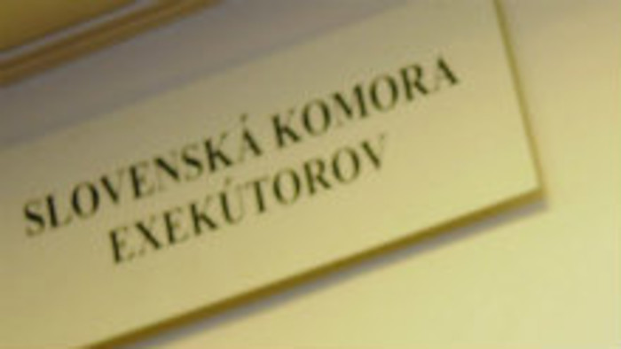 Dôchodcov, ktorým exekútori siahajú na dôchodky, je stále veľa