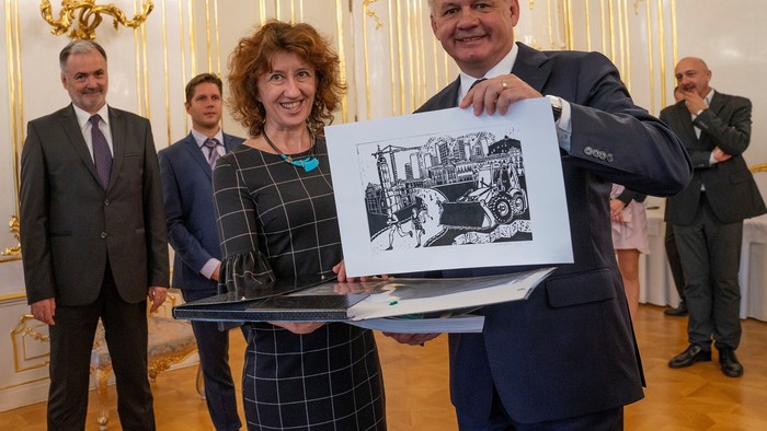 Držiteľka Ceny verejnosti Noémi Ráczová potešila prezidenta Andreja Kisku osobnými darmi.jpg