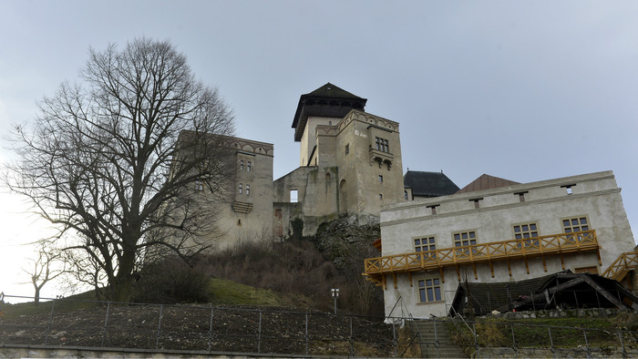 Vyčistia bralo pod hradom v Trenčíne