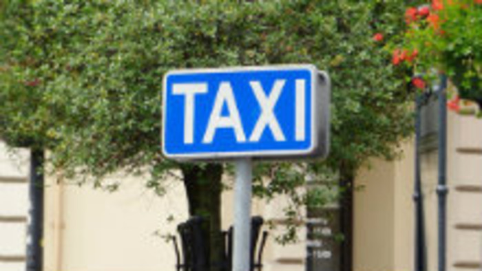 Letní turisti v taxíkoch