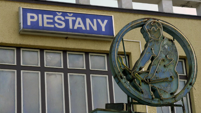 Budova piešťanskej pošty na známke