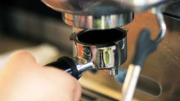 Kávu robí alternatívnym spôsobom