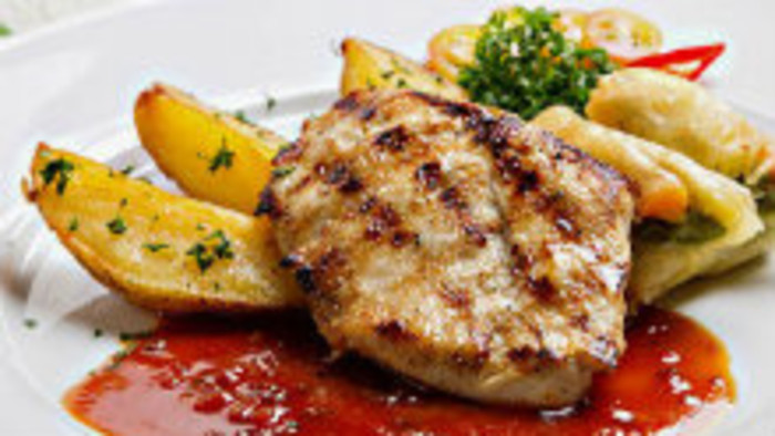 Kurací steak so zemiakmi a zeleninou 
