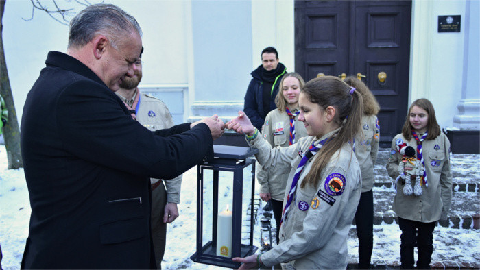 El presidente, Andrej Kiska, recibe la luz de Belén a su llegada a Eslovaquia