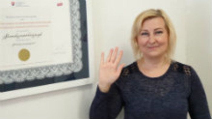 Eva Šoltýsová prekladá do posunkového jazyka