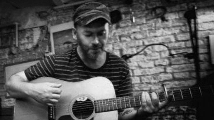 Muzikant a fotograf Andrew Hillard v Ráne na eFeMku