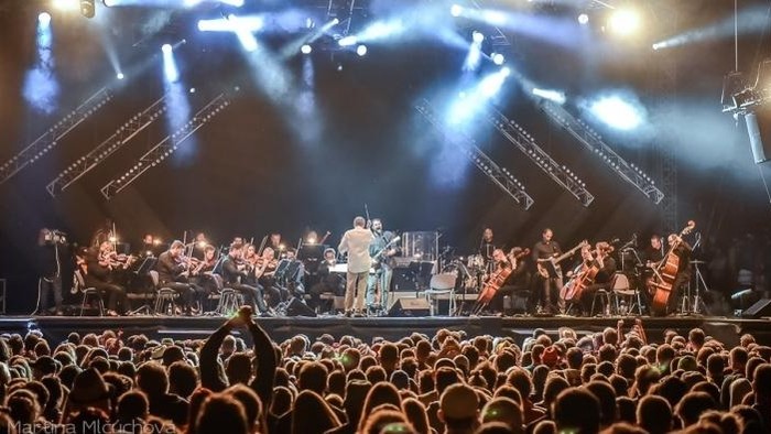 Symfonický orchester Slovenského rozhlasu znie v novom singli Korben Dallas a Anety Langerovej