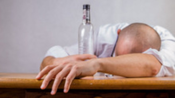 Spotreba alkoholu klesá, závislých ale neubúda