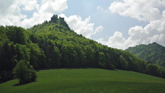 Mladí Žilinčania vo svojom voľnom čase opravujú hrad