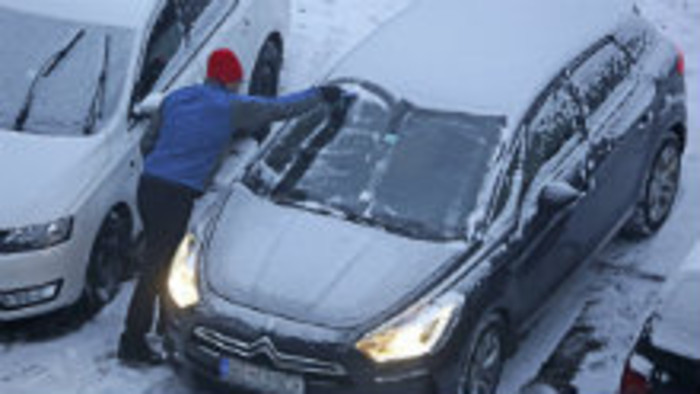 Naštartovať auto a ísť alebo čakať?