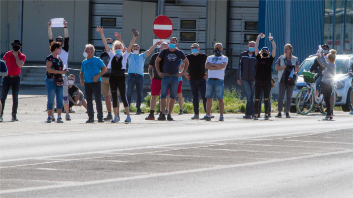 Pflegekräfte protestieren am Grenzübergang zu Österreich