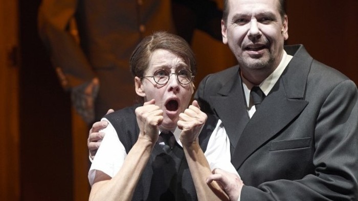 Burgtheater zaradil do programu po prvý raz Spaľovača mŕtvol, korona jeho premiéru zrušila