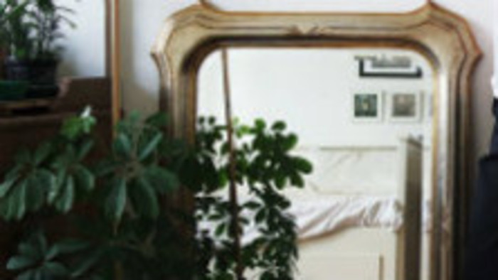 V dielni vyrába benátske zrkadlá