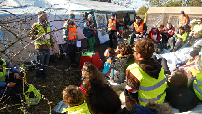 Dobrovoľníci v Berkasove počas porady.jpg