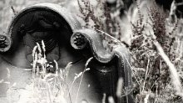 Ľudia si krátili cestu cez cintorín