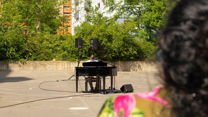 Umelci potrebujú potlesk, niektorí online menia za pod oknami