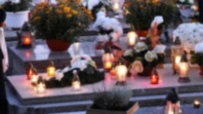 Plasty z cintorínov končia na skládkach a v spaľovni