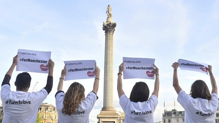 Dvojka odvysiela benefičný koncert One Love Manchester