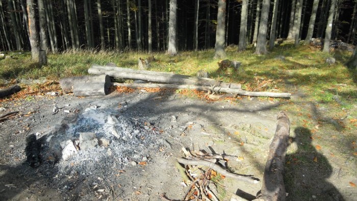 Oddych pri ohnisku na vrchole Čipčia.