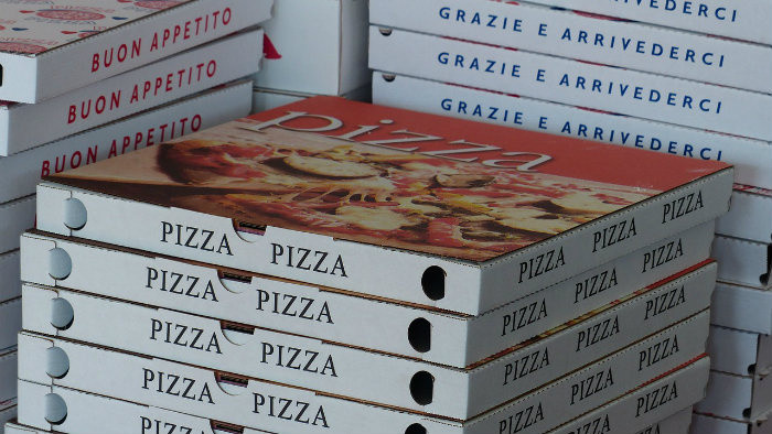 Kuriérka pizze za volantom
