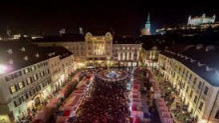 V hlavnom meste sa začínajú vianočné trhy