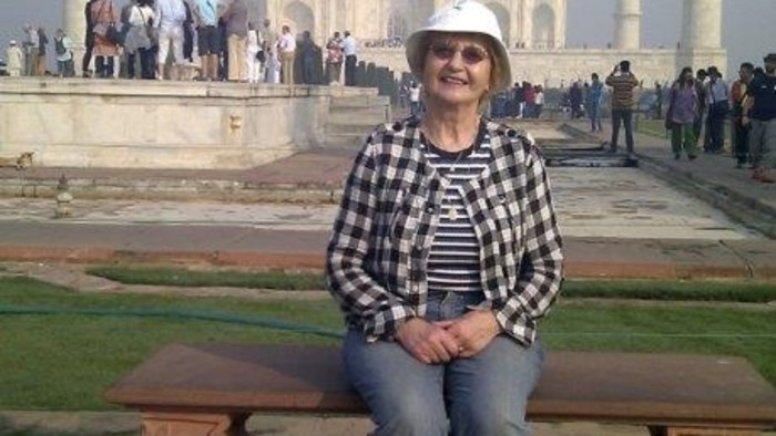 Elena pred Tajmah.V Indii Elena  pred Tajmahalom.jpg