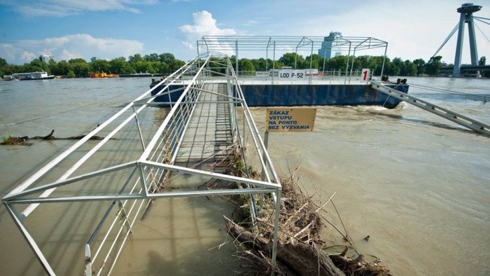 Danube river level receding / Úroveň Dunaja klesá. Bratislava, Slovakia